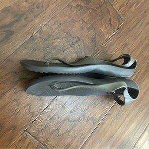 Crocs brown thong sandal